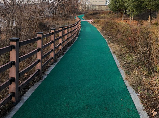 彩色防滑路面的材料特性及对材料的要求